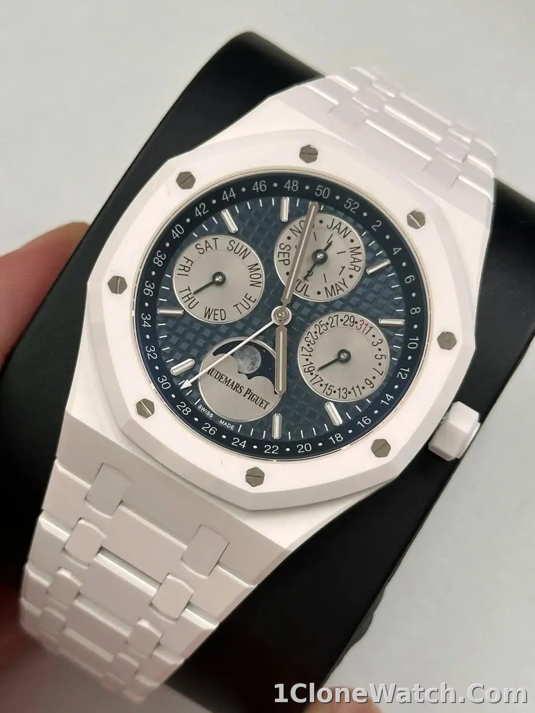 Audemars Piguet Royal Oak Perpetual Calendar Blue 26579CB.OO.1225CB.01 - detail
