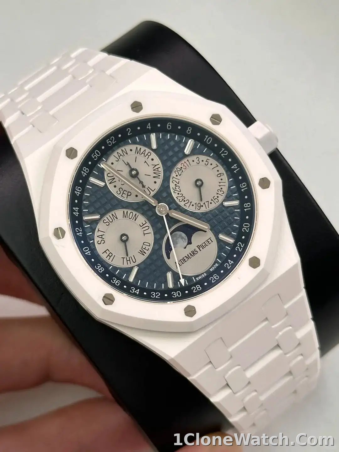 Audemars Piguet Royal Oak Perpetual Calendar Blue 26579CB.OO.1225CB.01 - detail