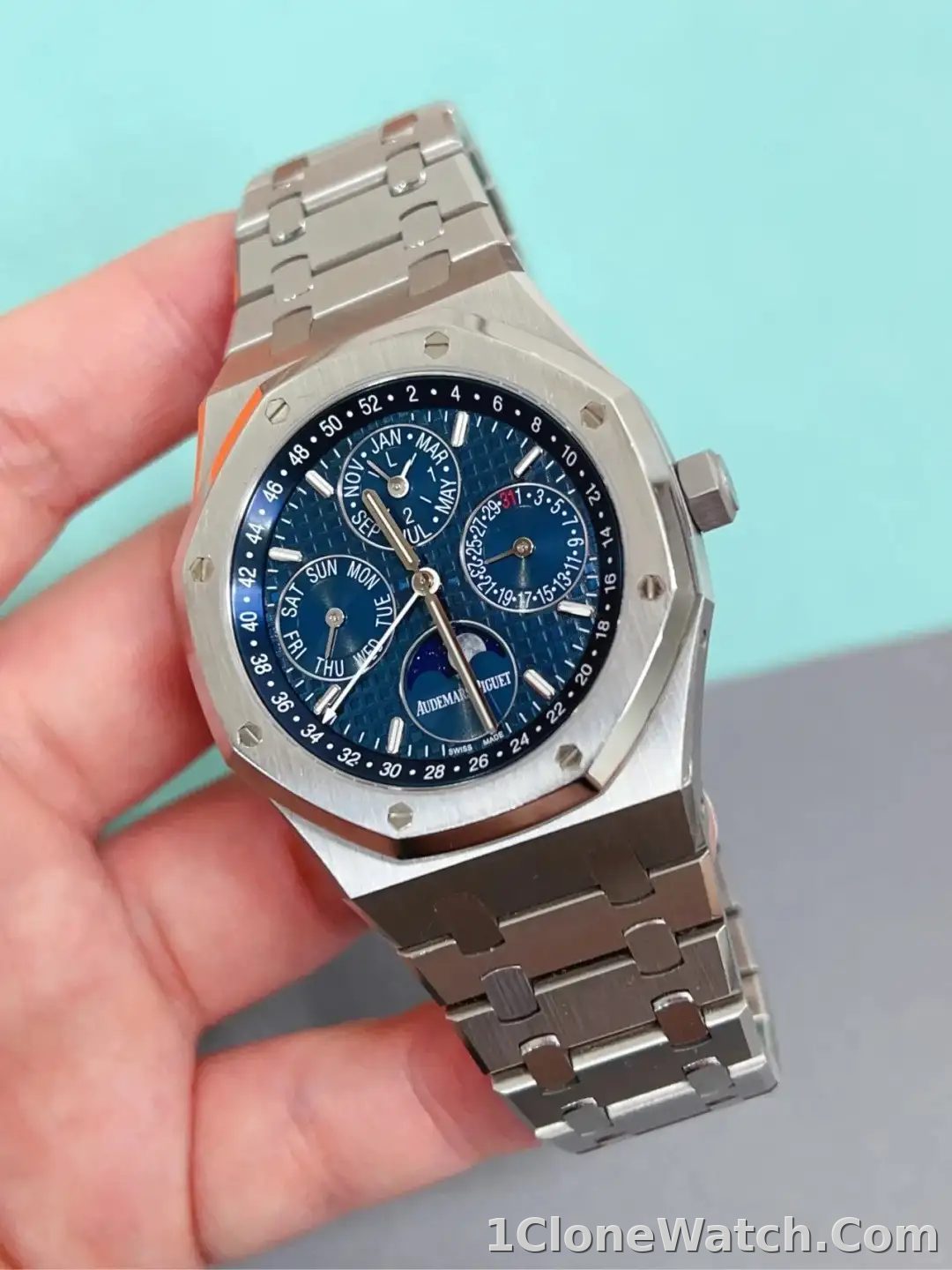 Audemars Piguet Royal Oak Perpetual Calendar Blue 26574ST.OO.1220ST.02 - detail