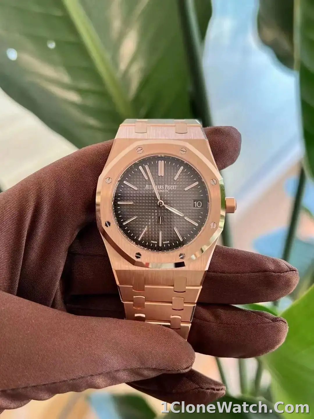 Audemars Piguet Royal Oak Quartz Brown 67650OR.OO.1261OR.01 - detail
