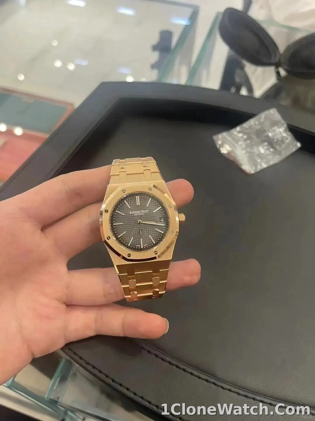 Audemars Piguet Royal Oak Quartz Brown 67650OR.OO.1261OR.01 - detail
