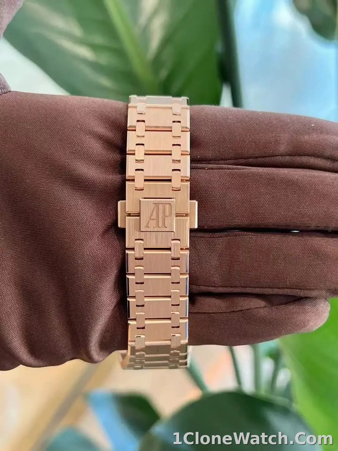Audemars Piguet Royal Oak Quartz Brown 67650OR.OO.1261OR.01 - detail