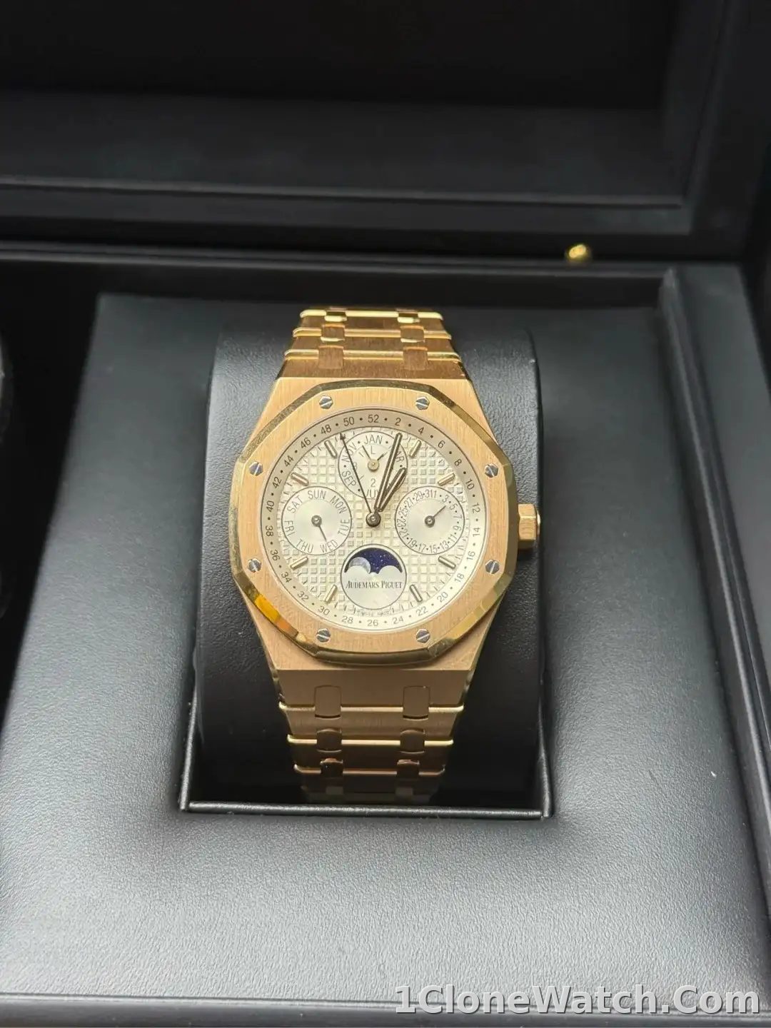 Audemars Piguet Royal Oak Perpetual Calendar Silver 26574OR.OO.1220OR.01 - detail