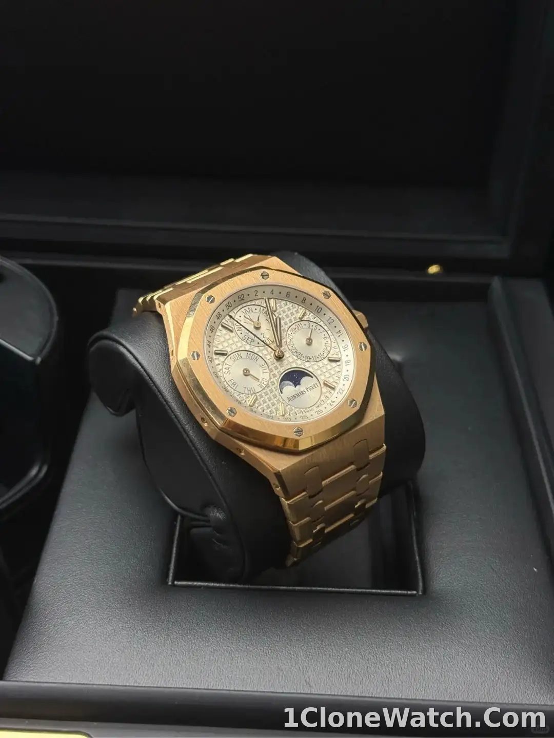 Audemars Piguet Royal Oak Perpetual Calendar Silver 26574OR.OO.1220OR.01 - detail