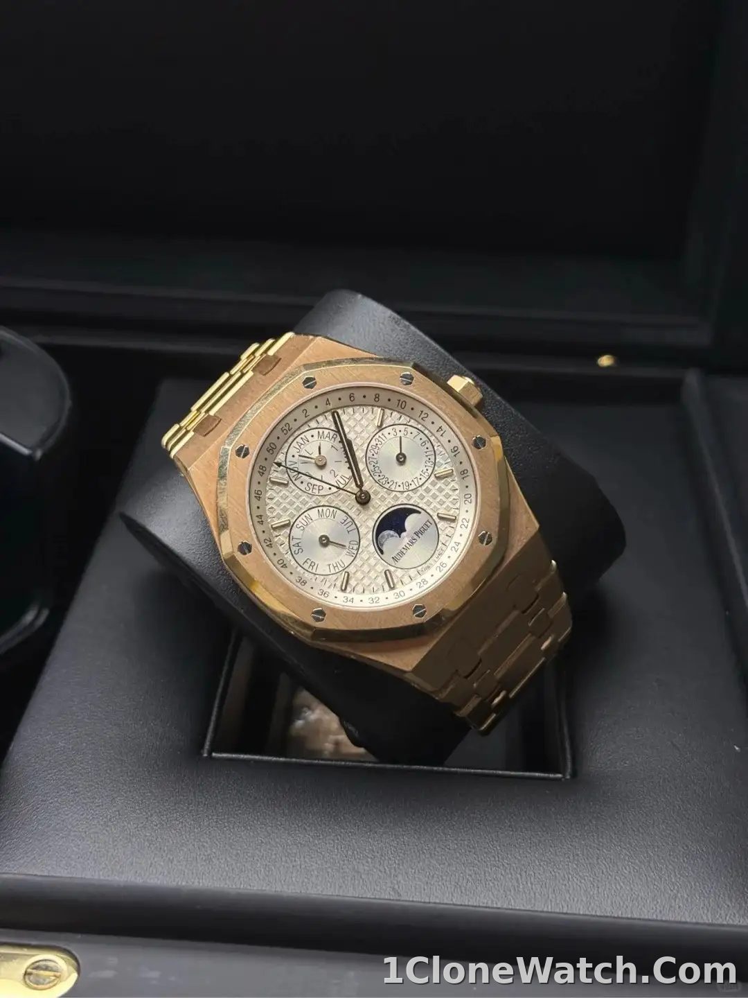 Audemars Piguet Royal Oak Perpetual Calendar Silver 26574OR.OO.1220OR.01 - detail