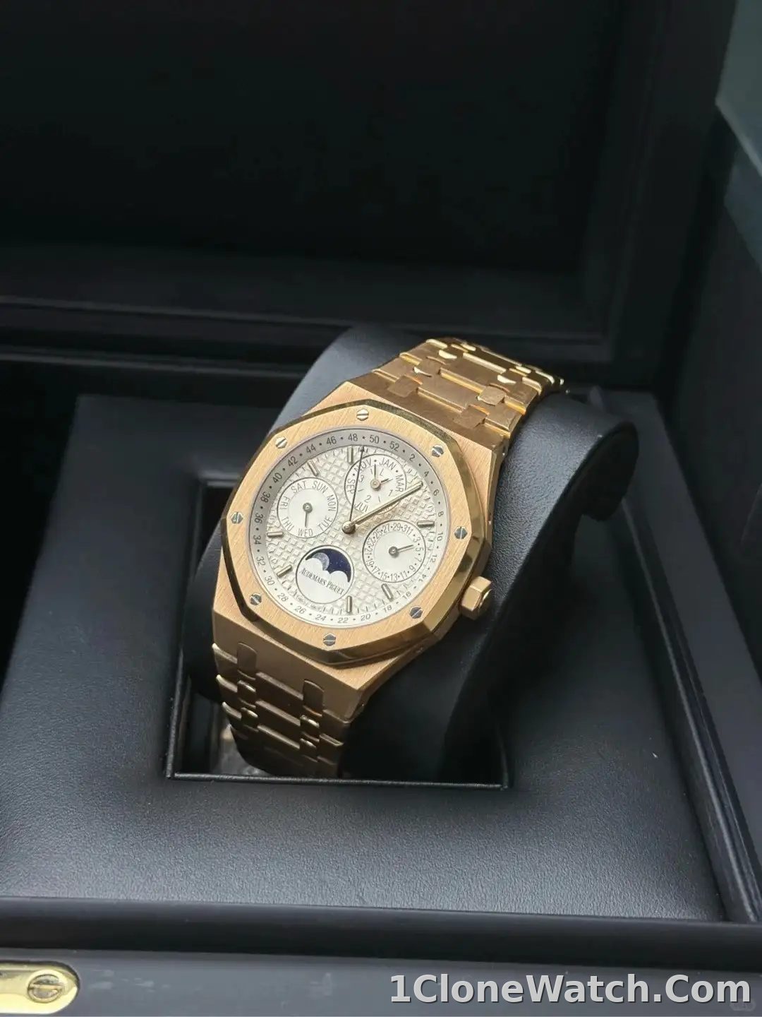 Audemars Piguet Royal Oak Perpetual Calendar Silver 26574OR.OO.1220OR.01 - detail