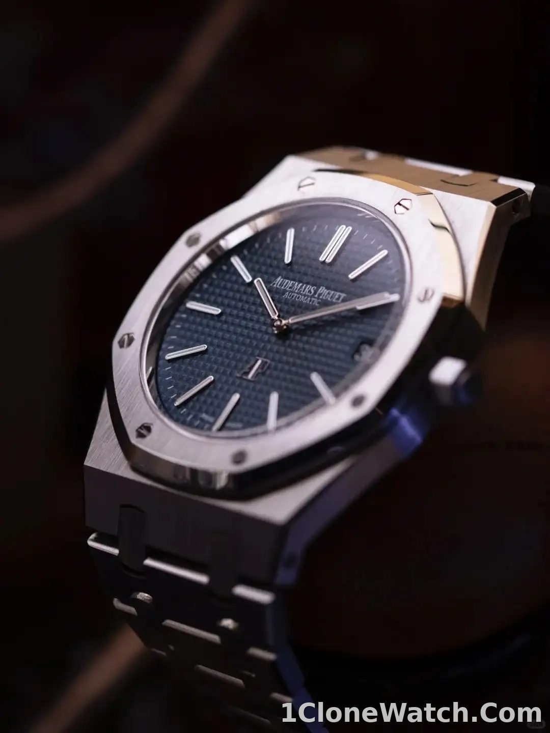 Audemars Piguet Royal Oak Jumbo Extra-Thin Blue 15202ST.OO.1240ST.01 - detail