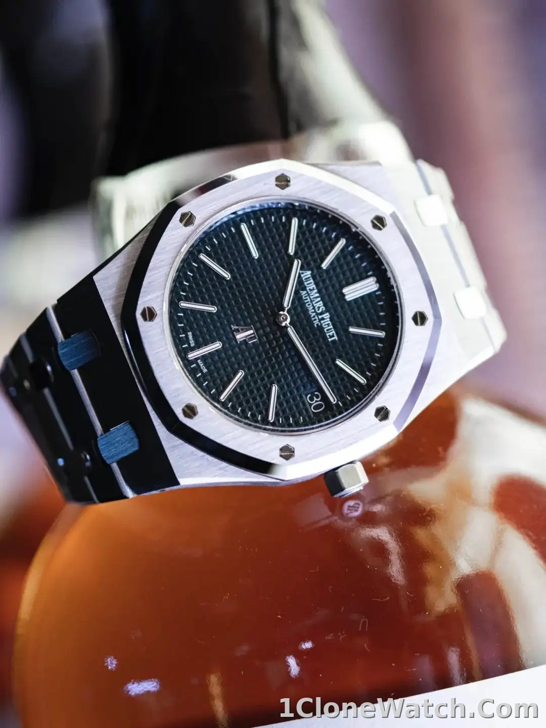 Audemars Piguet Royal Oak Jumbo Extra-Thin Blue 15202ST.OO.1240ST.01 - detail