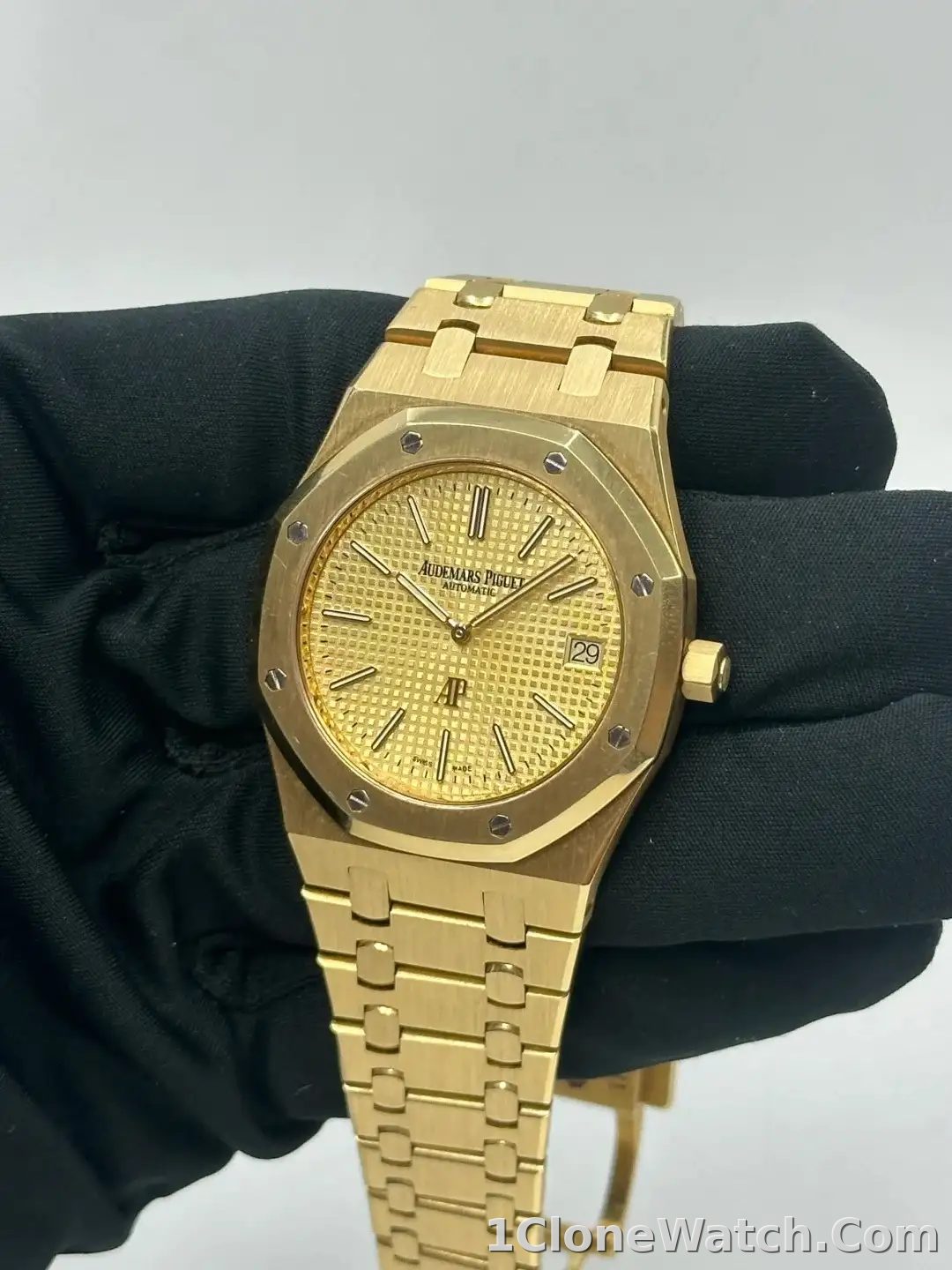 Audemars Piguet Royal Oak Jumbo Extra-Thin Gold 15202BA.OO.1240BA.02 - detail