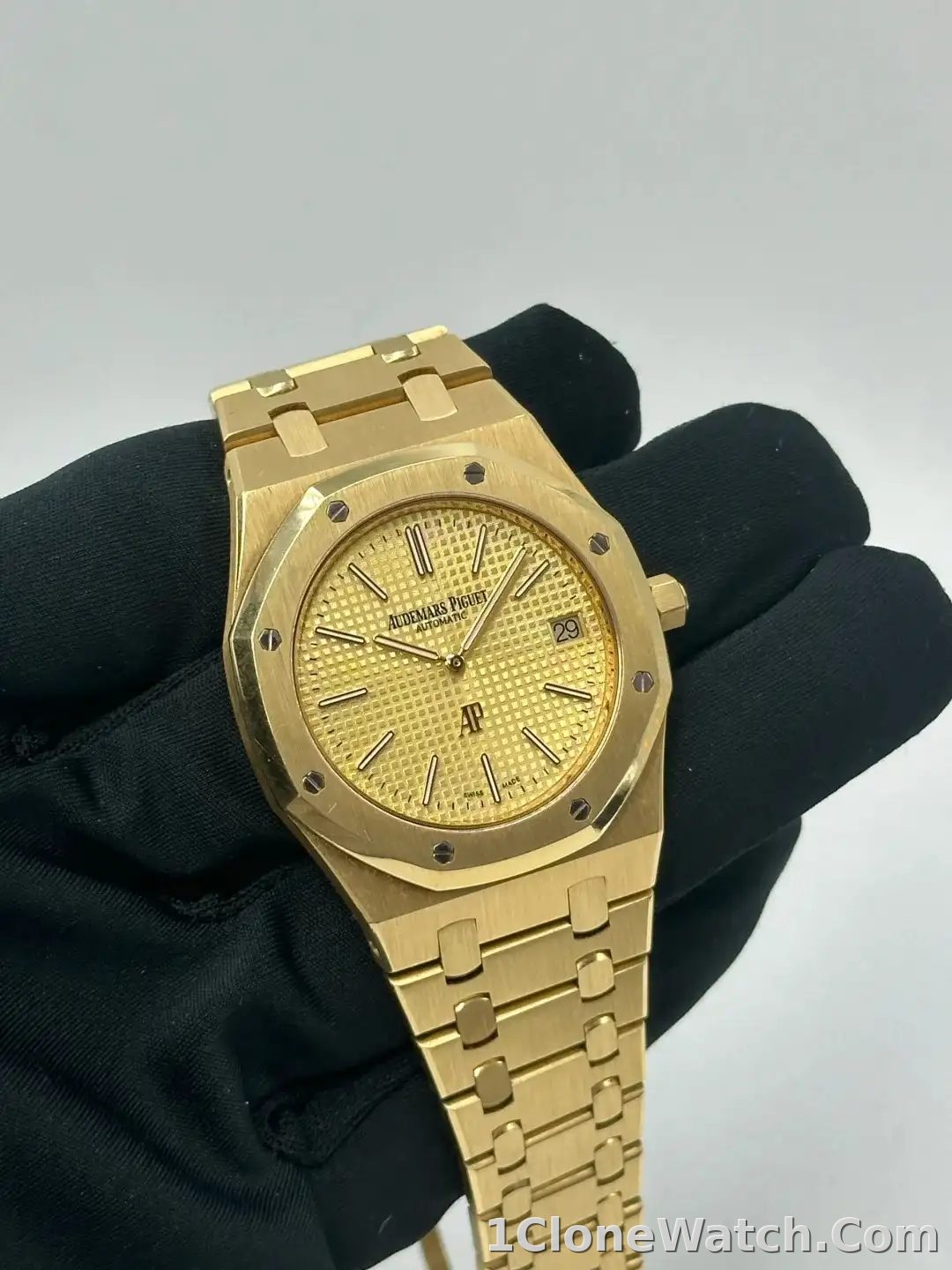 Audemars Piguet Royal Oak Jumbo Extra-Thin Gold 15202BA.OO.1240BA.02 - detail