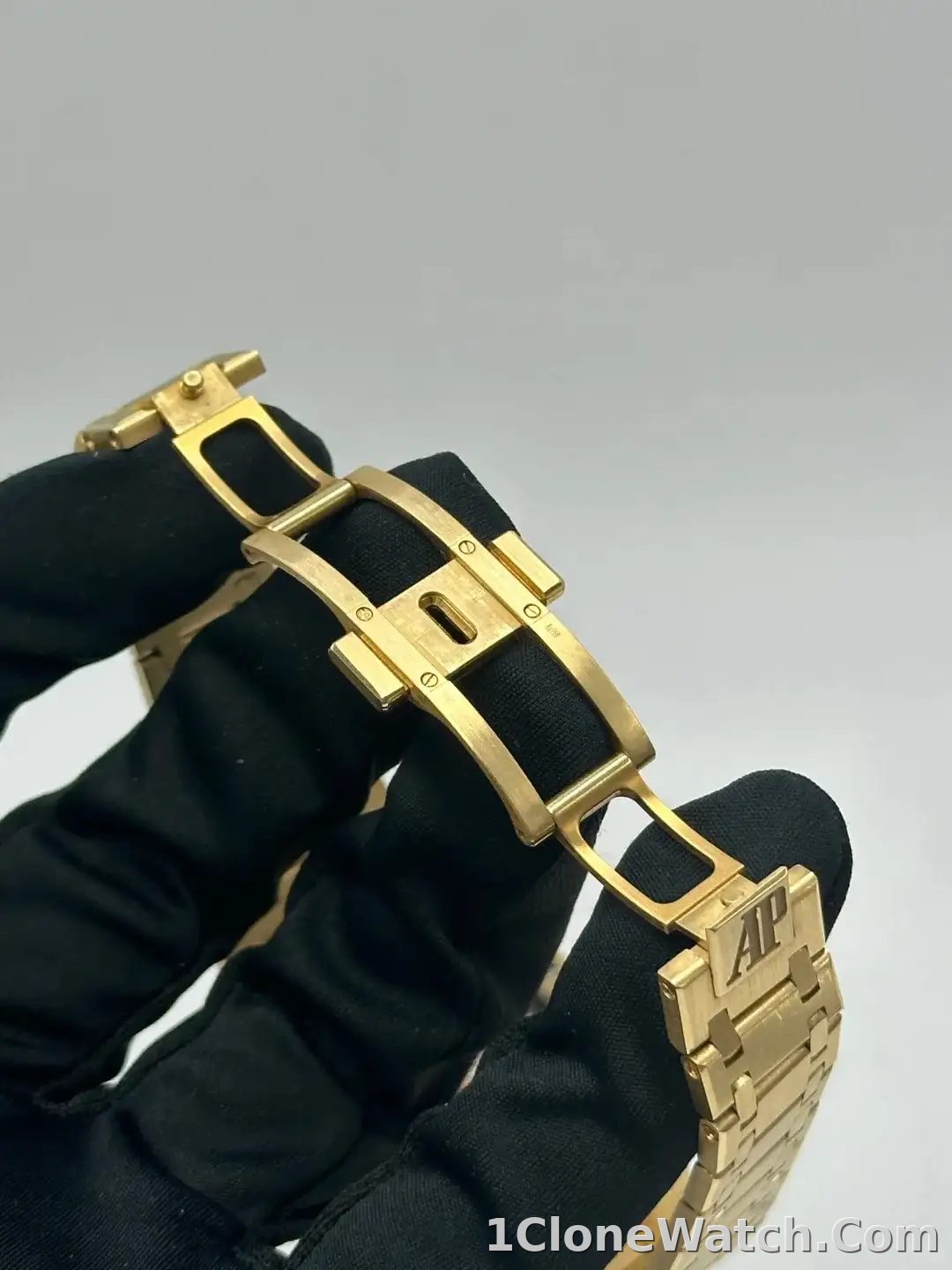 Audemars Piguet Royal Oak Jumbo Extra-Thin Gold 15202BA.OO.1240BA.02 - detail