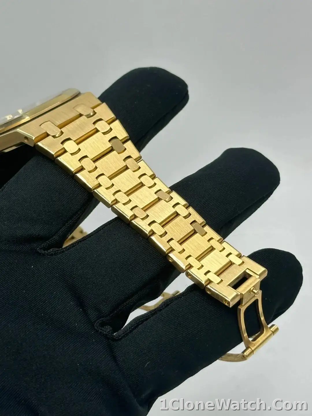 Audemars Piguet Royal Oak Jumbo Extra-Thin Gold 15202BA.OO.1240BA.02 - detail