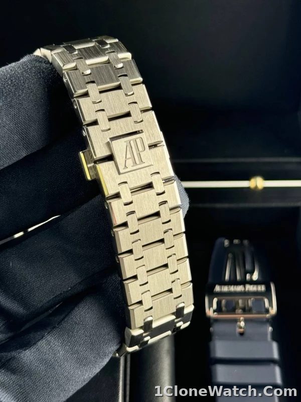 Audemars Piguet Royal Oak Dual Time Blue 26124ST.OO.D018CR.01 - detail