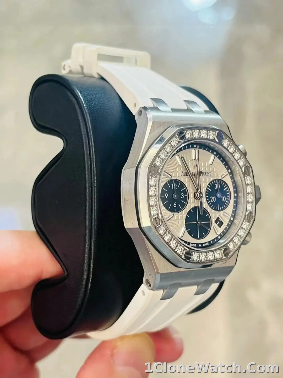Audemars Piguet Royal Oak Offshore Selfwinding Chronograph Silver 26231ST.ZZ.D010CA.01 - detail
