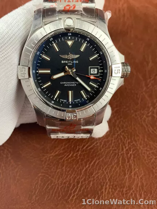 Breitling Avenger Automatic GMT 43 A32397101B1A1