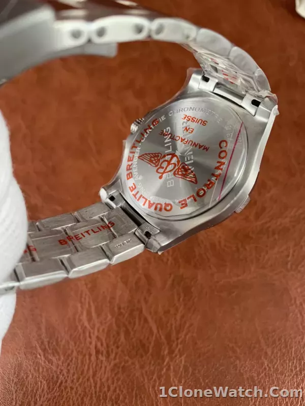 Breitling Avenger Automatic GMT 43 A32397101B1A1 - detail