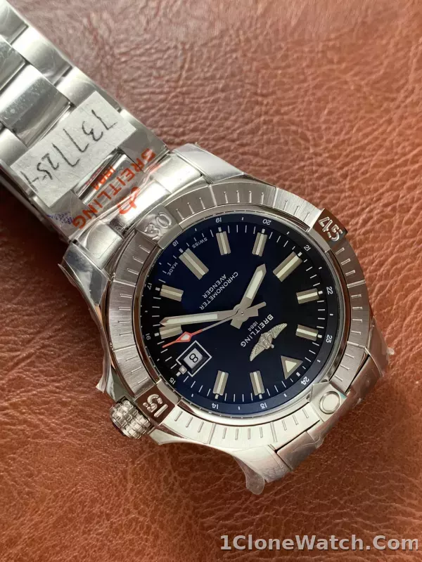 Breitling Avenger Automatic GMT 43 A32397101B1A1 - detail