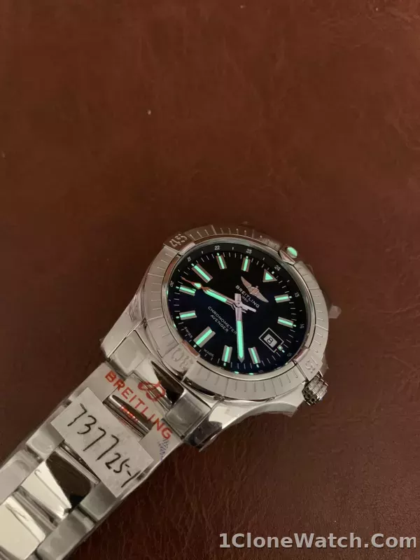 Breitling Avenger Automatic GMT 43 A32397101B1A1 - detail