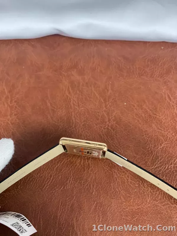Cartier Tank Louis W1529756 Gold - detail
