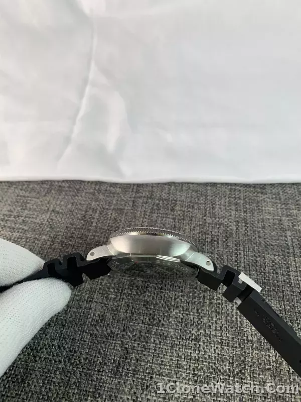 Panerai Luminor Submersible 3 Days Automatic Acciaio 42mm PAM00683 - detail