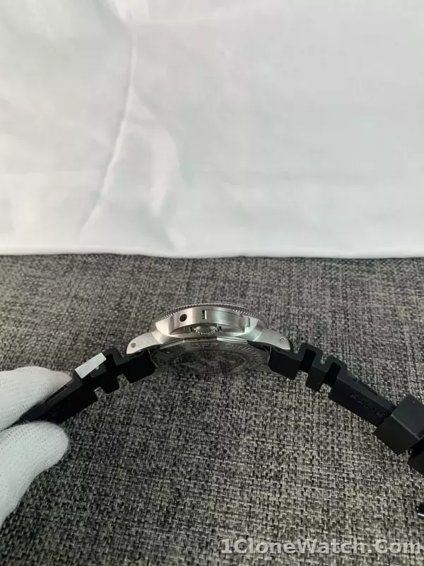 Panerai Luminor Submersible 3 Days Automatic Acciaio 42mm PAM00683 - detail