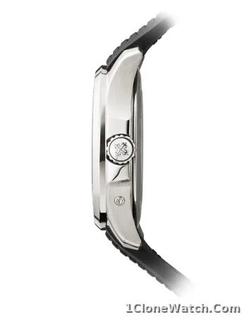 Patek Philippe Aquanaut Travel Time Stainless Steel Watch 5164A-001 - detail