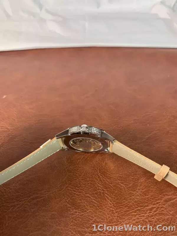 Patek Philippe Calatrava 40mm 5226G-001 V.2 - detail