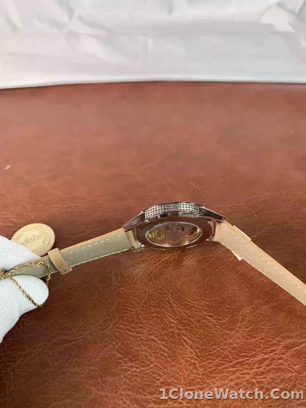 Patek Philippe Calatrava 40mm 5226G-001 V.2 - detail