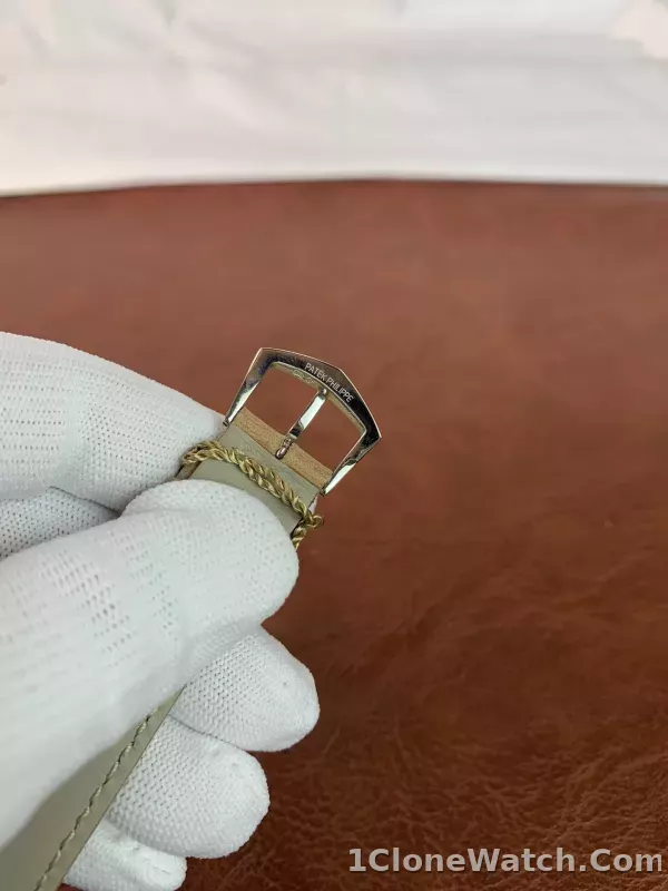 Patek Philippe Calatrava 40mm 5226G-001 V.2 - detail