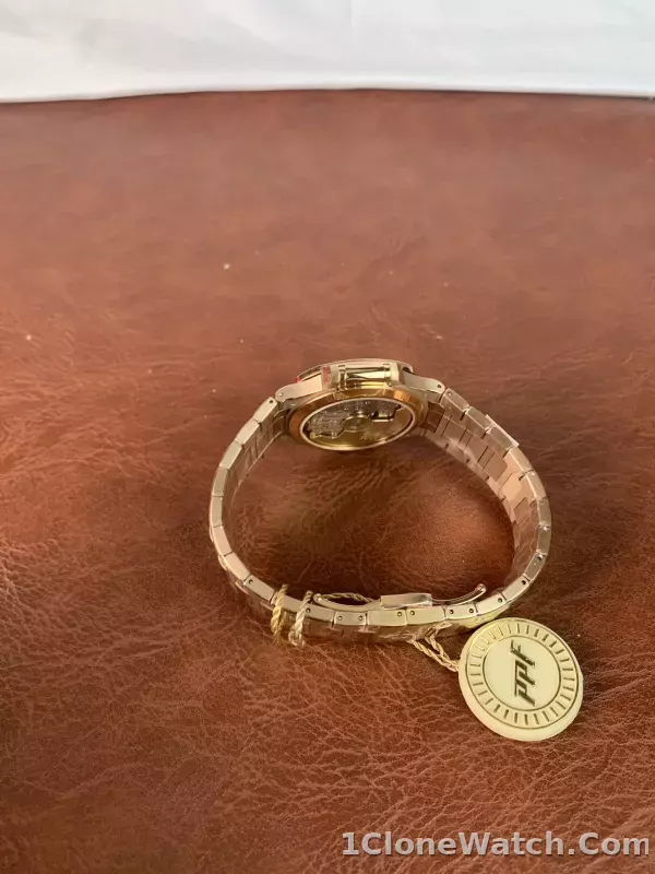 Patek Philippe Nautilus Ladies 35mm 7118/1R-010 - detail