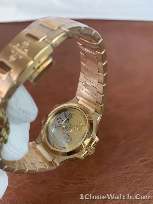 Patek Philippe Nautilus Ladies 35mm 7118/1R-010 - detail