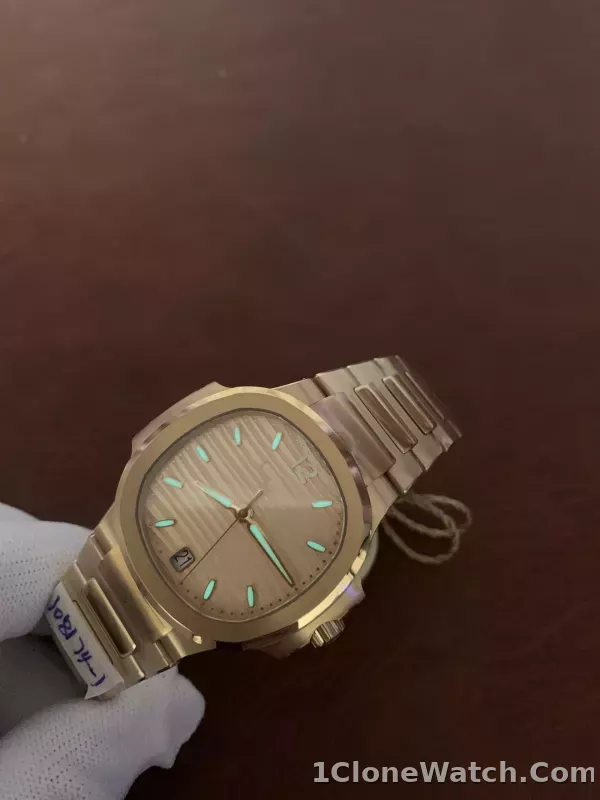 Patek Philippe Nautilus Ladies 35mm 7118/1R-010 - detail