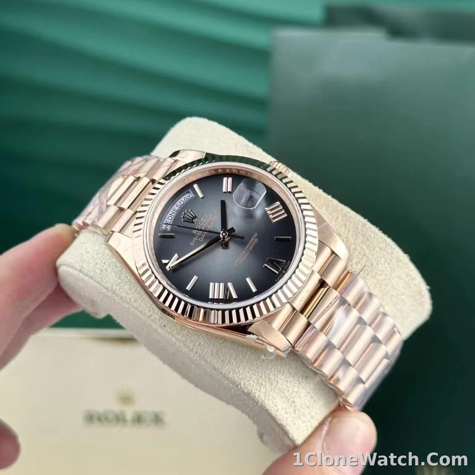 Superclone Rolex Day-Date 40 mm Slate Ombre Dial 228235 - detail
