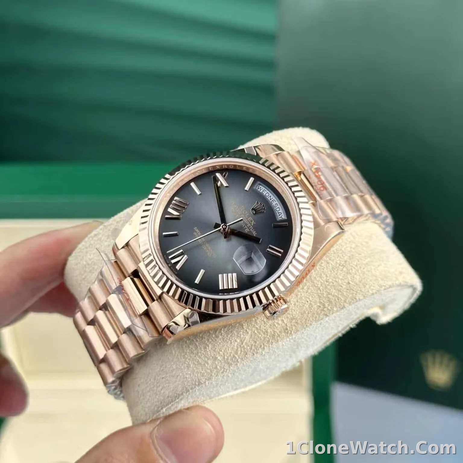 Superclone Rolex Day-Date 40 mm Slate Ombre Dial 228235 - detail