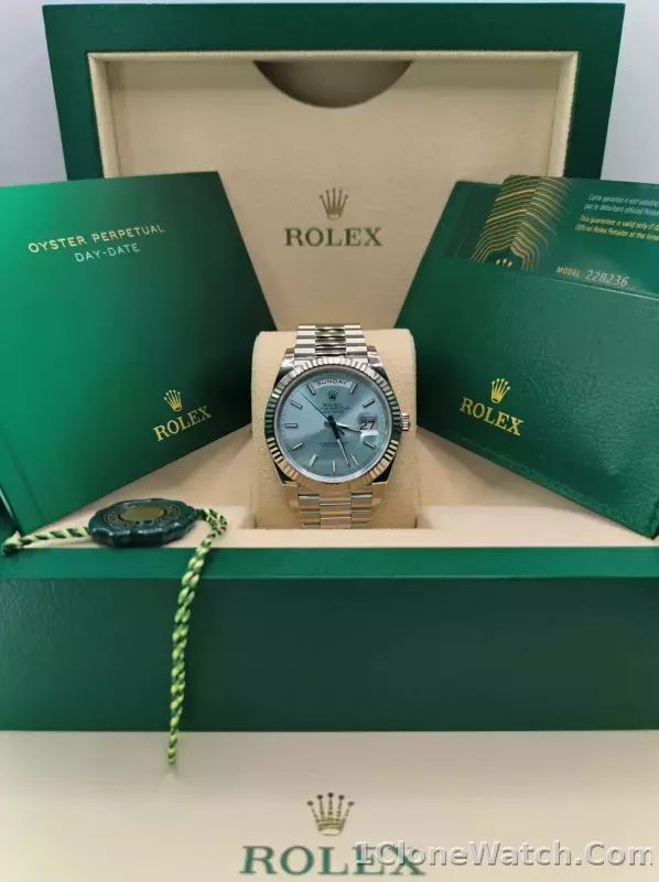 Superclone Rolex Day-Date 40 mm Ice blue Dial 228236 - detail