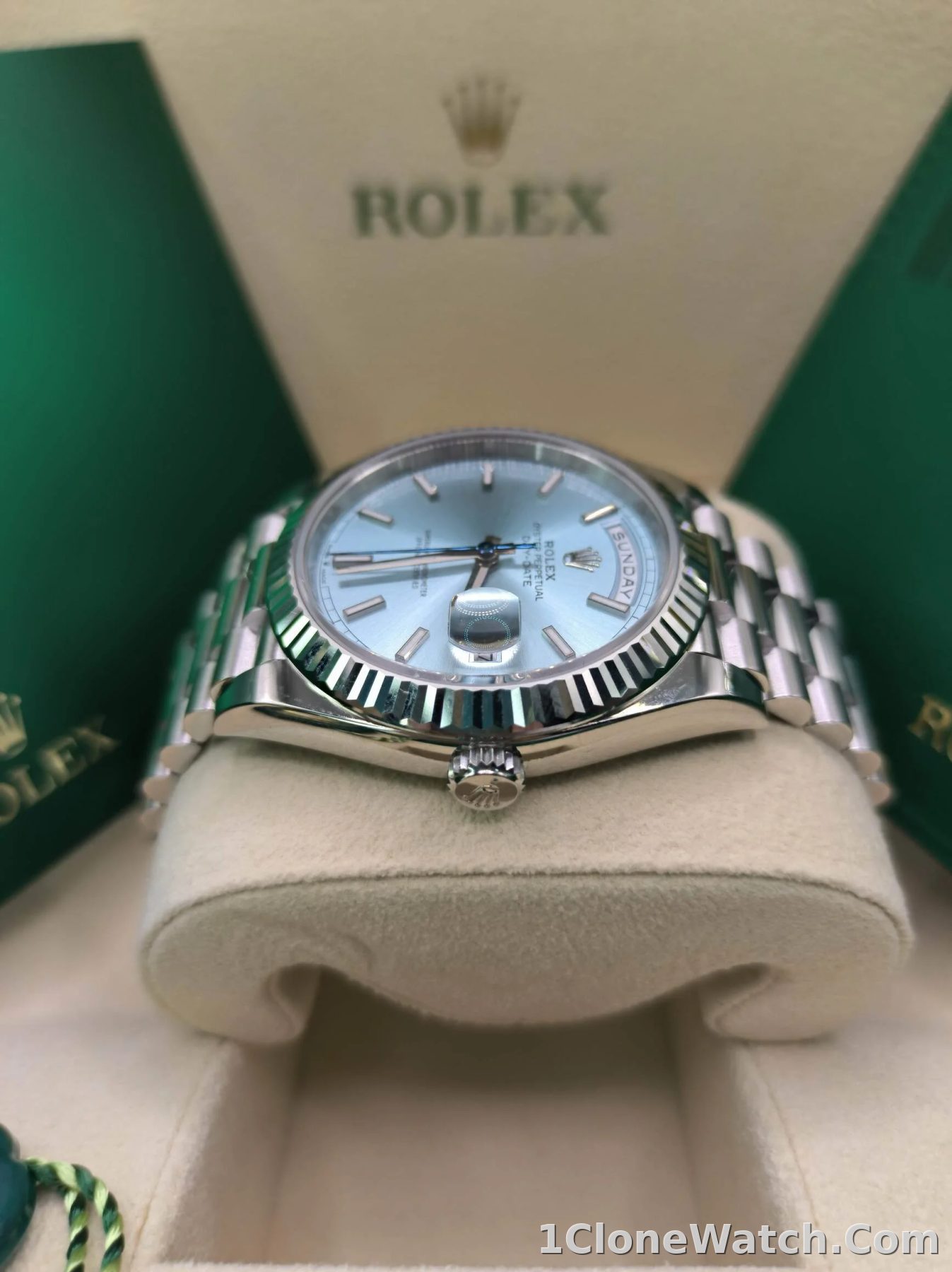 Superclone Rolex Day-Date 40 mm Ice blue Dial 228236 - detail