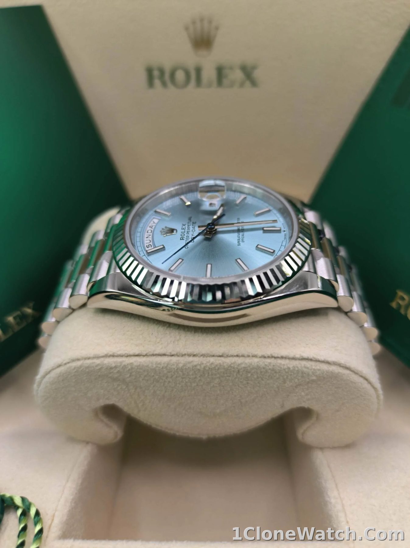 Superclone Rolex Day-Date 40 mm Ice blue Dial 228236 - detail