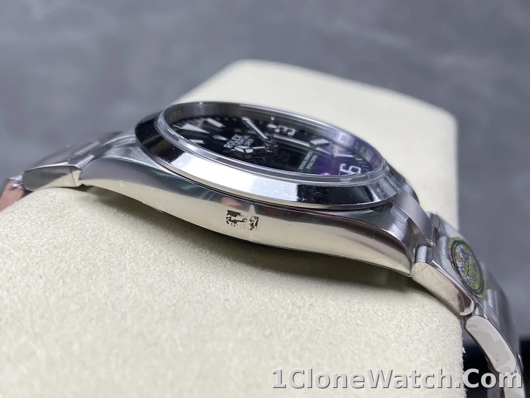 Superclone Rolex Explorer 40 mm Black Dial 224270 - detail