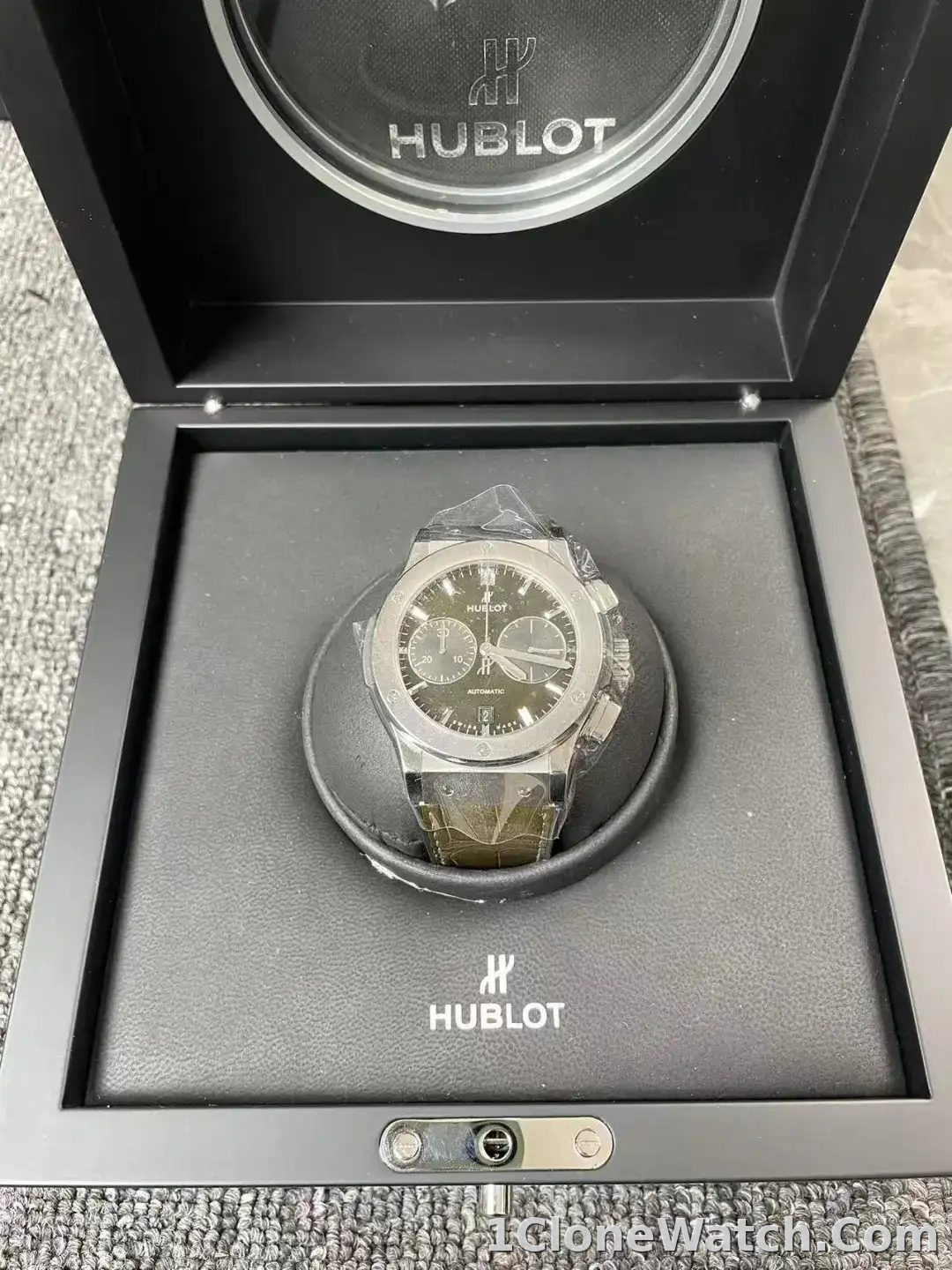 Hublot Classic Fusion Men Automatic Green Alligator Watch 541.NX.8970.LR - detail