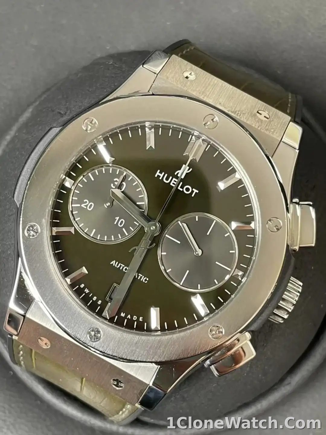 Hublot Classic Fusion Men Automatic Green Alligator Watch 541.NX.8970.LR - detail