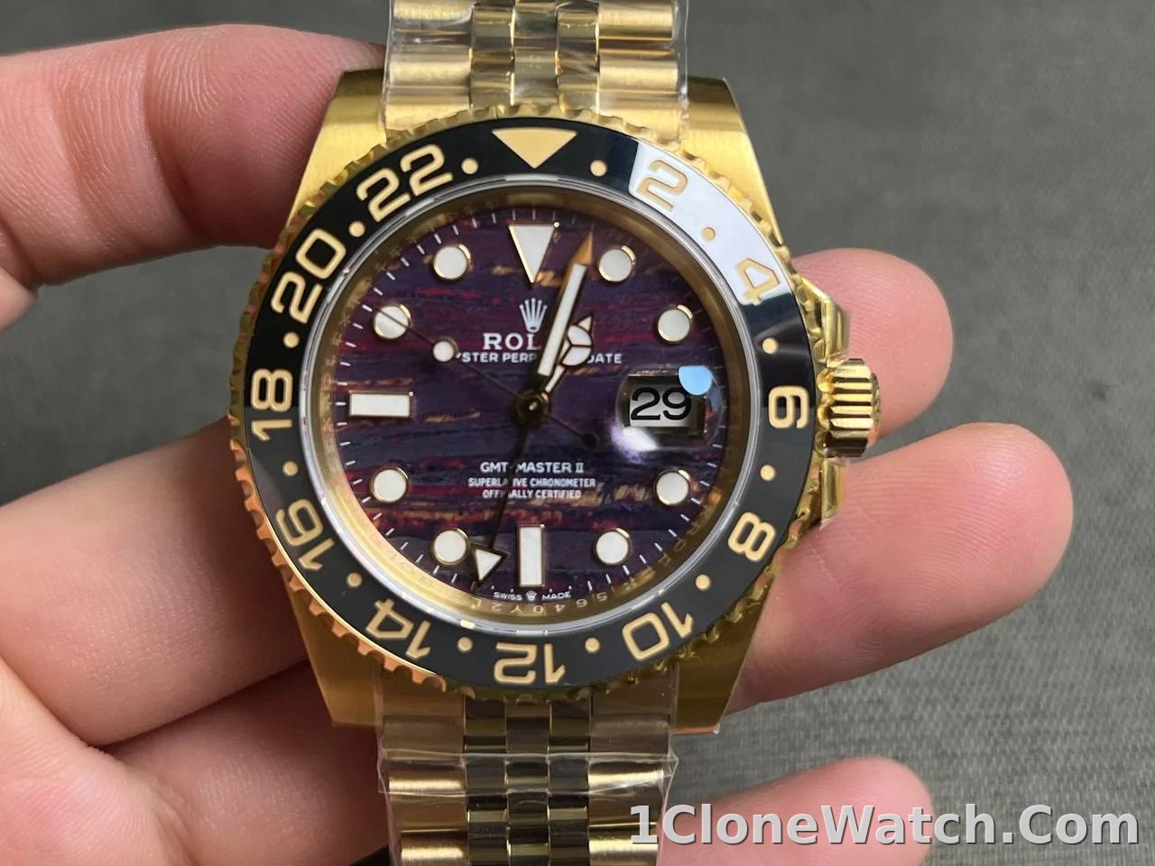Superclone Rolex GMT-Master II 40 mm 126718GRNR Tiger Iron Dial - detail