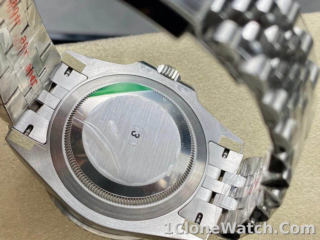 Superclone Rolex GMT-Master II 126710GRNR  Bruce Wayne  Jubilee 2024 - detail
