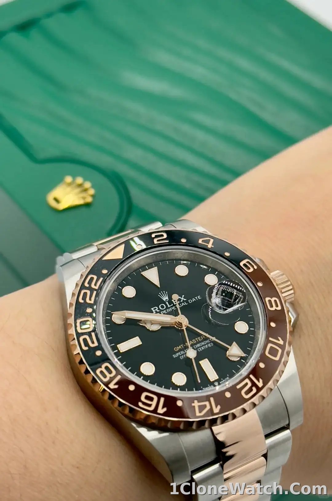 Rolex GMT-Master II Oyster 40 mm Oystersteel and Everose gold 126711CHNR - detail