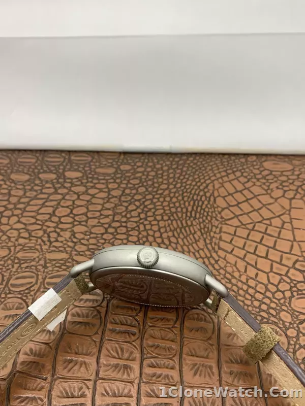 Bell&Ross WW1-92 Heritage BRWW192-MIL/SCA - detail