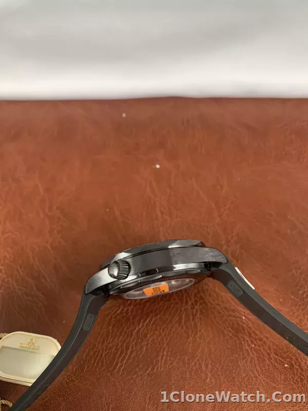 Omega Seamaster Diver 300M Co-Axial Master Chronometer - detail