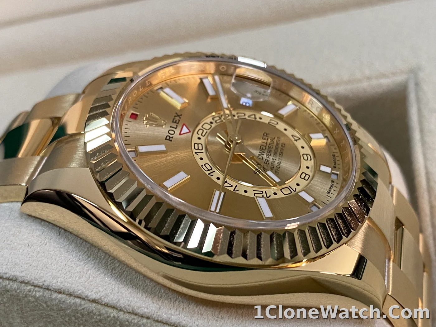 Superclone Rolex Sky-Dweller 42 mm Champagne Dial 336938 - detail