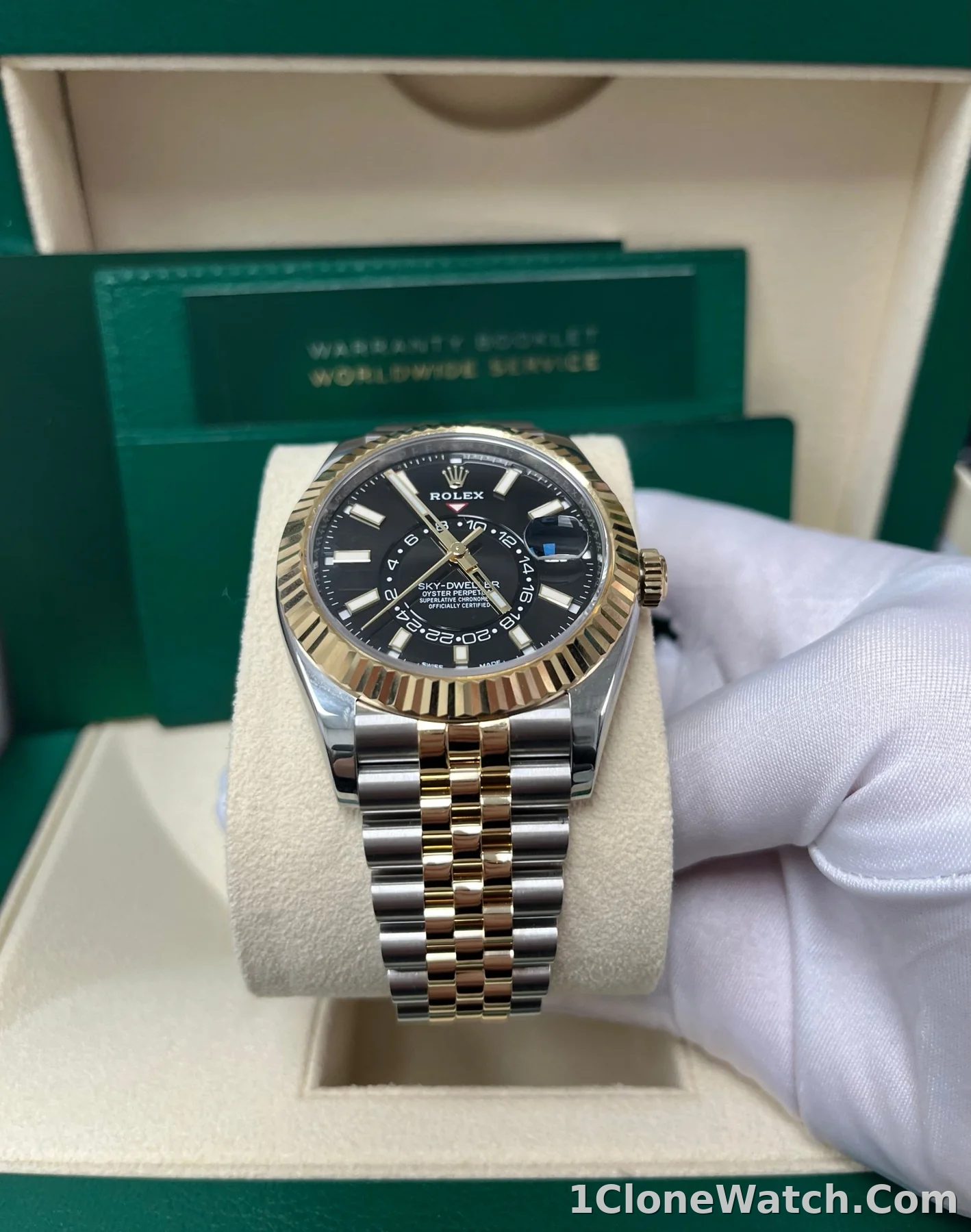 Superclone Rolex Sky-Dweller 42 mm Bright black Dial 336933 - detail