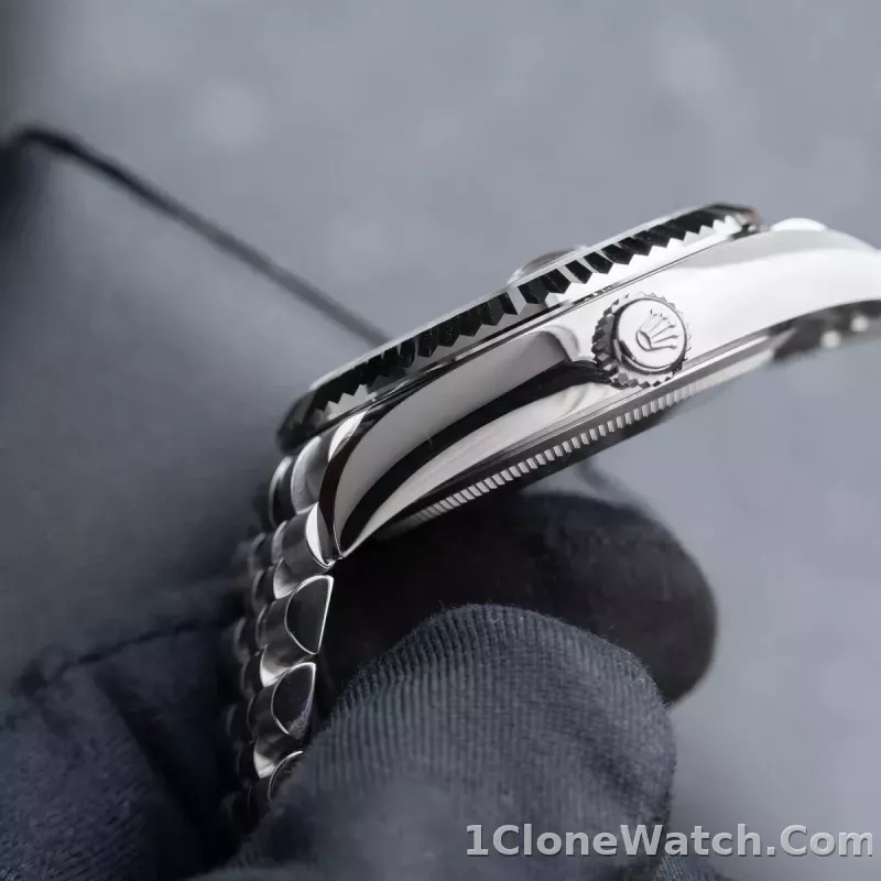 Superclone Rolex Sky-Dweller 42 mm Bright black Dial 336934 Jubilee - detail