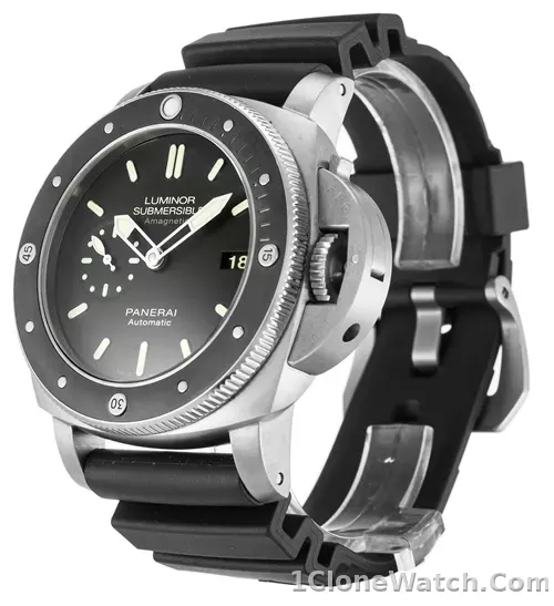 Panerai Luminor Submersible PAM00389 - detail