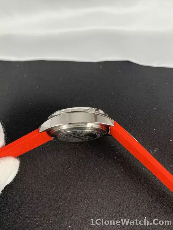 TAG Heuer Formula 1 Quartz Chronograph Ceramic CAZ101U.BA0843 - detail
